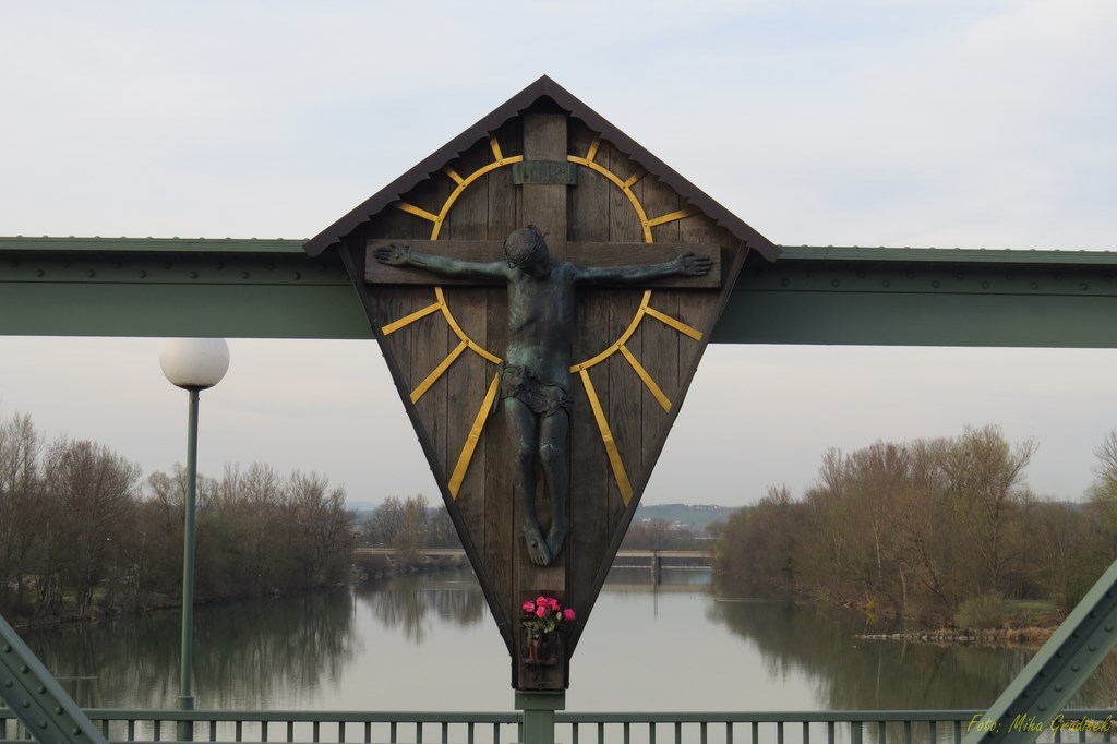 križ na mostu, kjer so sv. florijana porinili v Enns