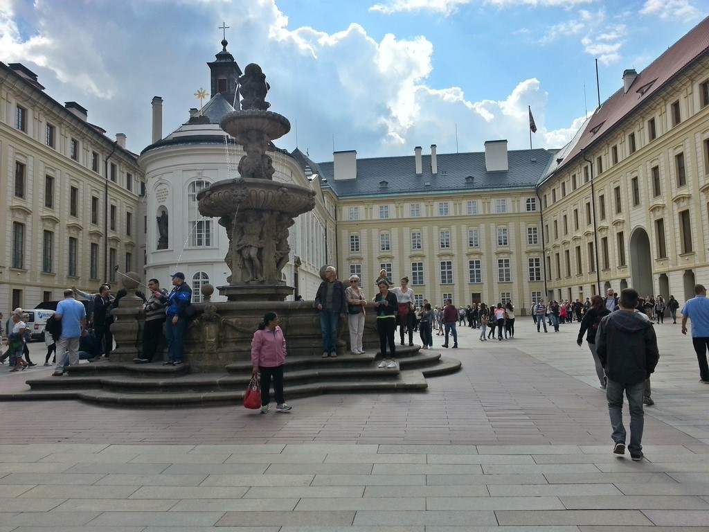 Hradčani imajo tri glavna dvorišča. II. dvorišče (na sliki) krasita Kohlov vodnjak in kapela sv. Križa. Zgrajeno je bilo na pogorišču v 16. stoletju.