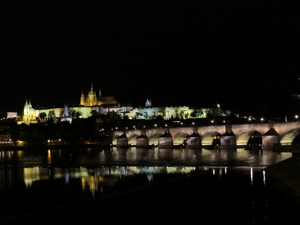 Pogled na Karlov most in Praški grad s katedralo sv. Vida