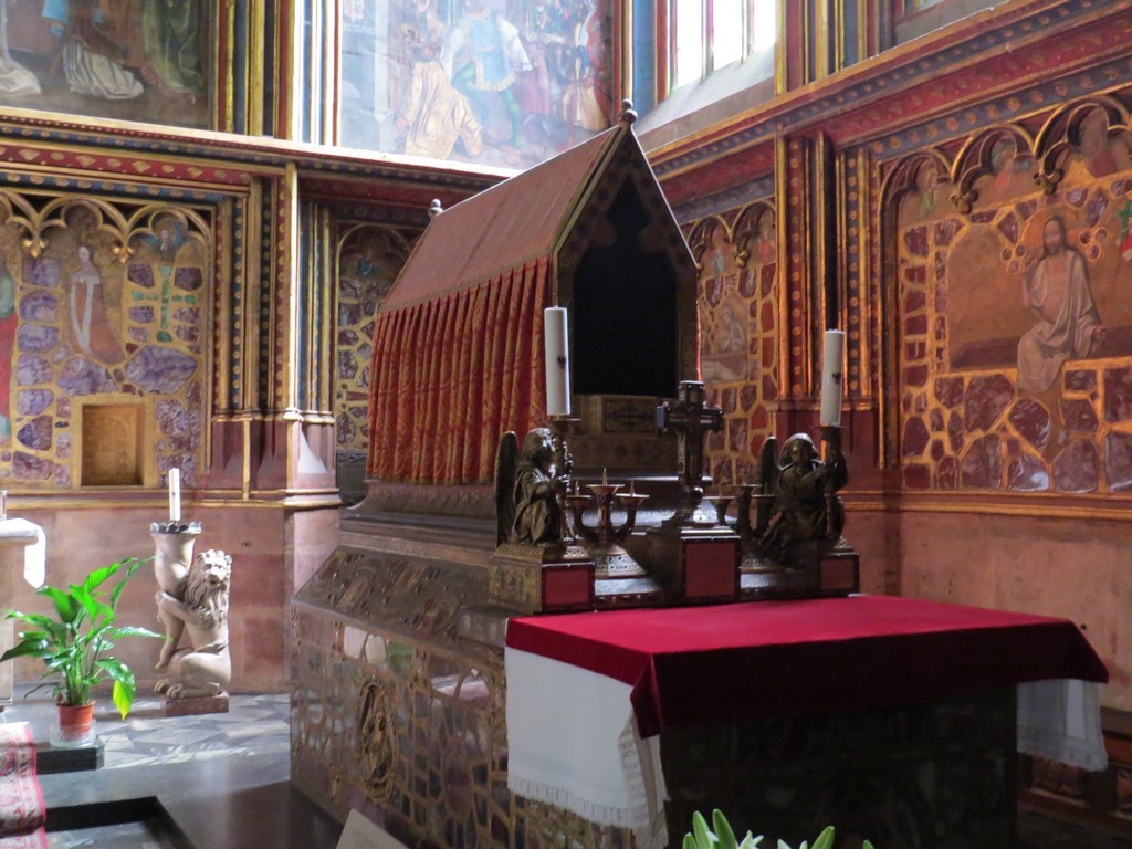 Ena izmed dvanajstih kapel je najznamenitejša kapela sv. Vaclava - v njej so se oblačili kralji in kraljice v klaljevsko obleko pred kronanjem
