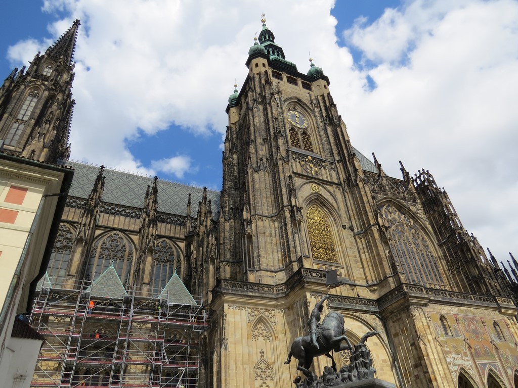 Katedrala je sedež praškega nadškofa in prostor, kjer so svoje zadnje počivališče našli svetniki, kralji, princi. Tu so potekala tudi kronanja bohemskih kraljev, in sicer vse do leta 1836.