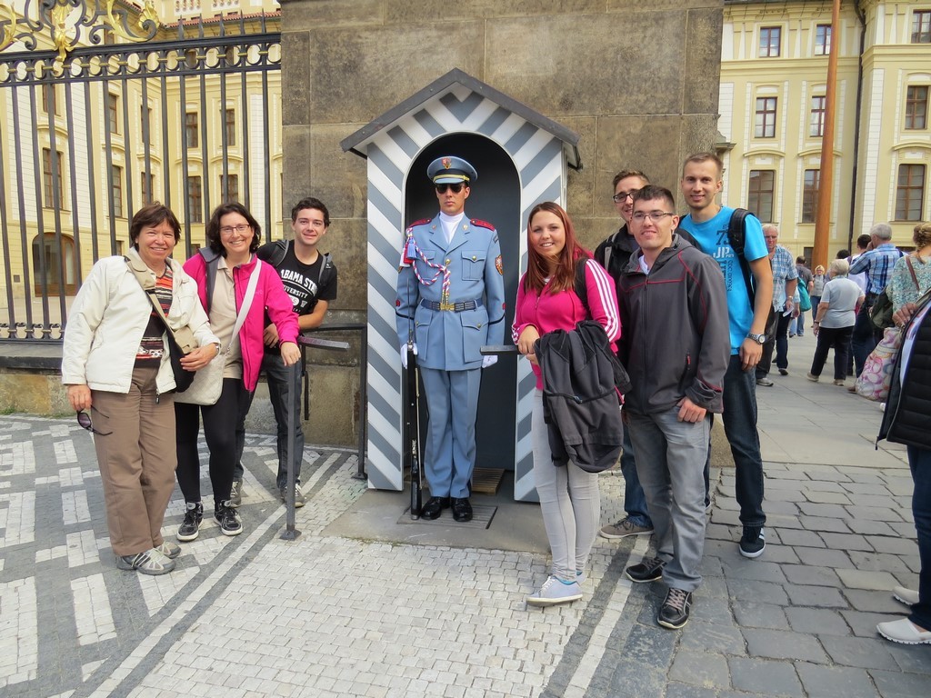 Pred vhodoma na dve grajski dvorišči turiste navdušuje častna straža